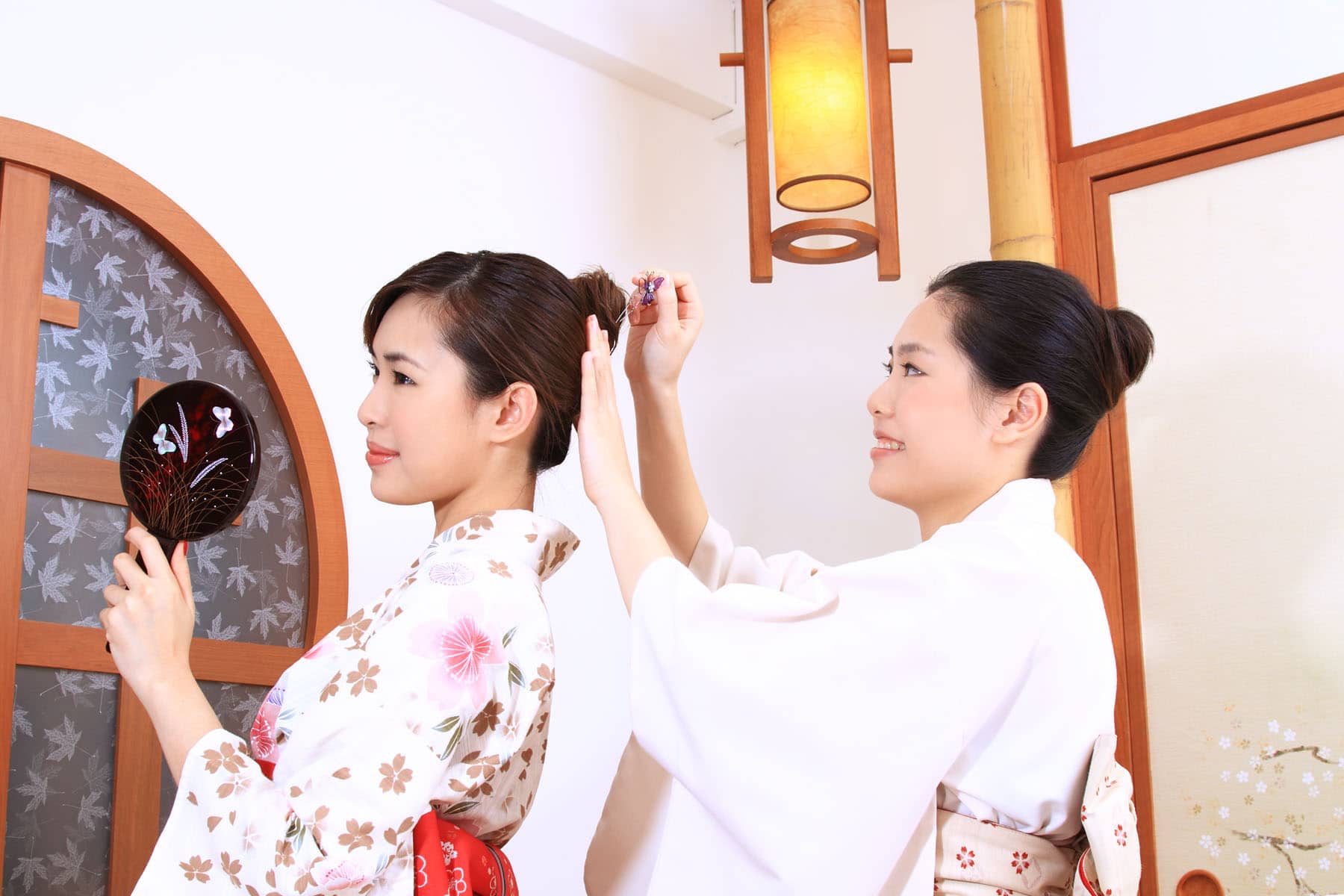 Ikeda Spa therapist tidying the customer's hair bun