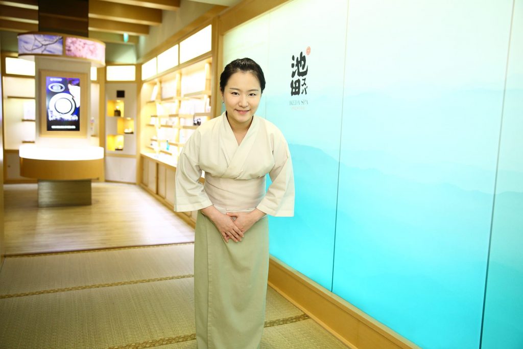Ikeda Spa therapist greeting and bowing customer